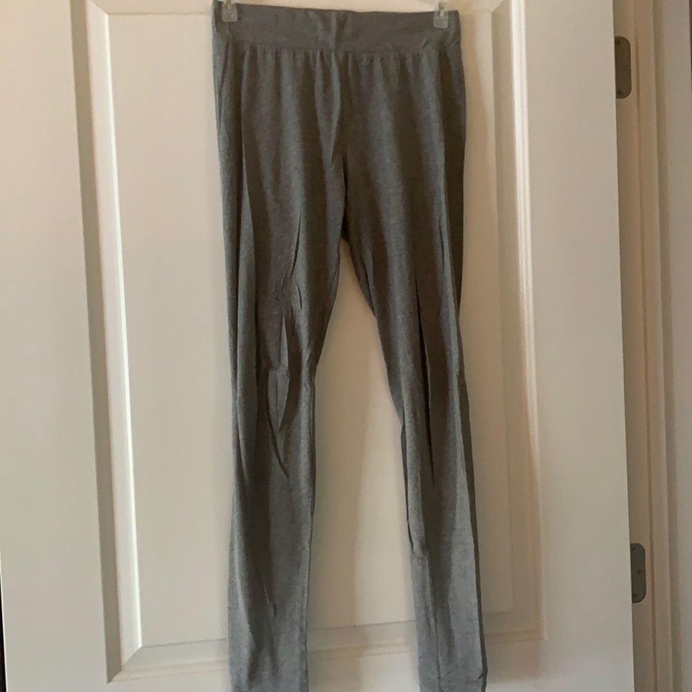Light gray stretchy leggings